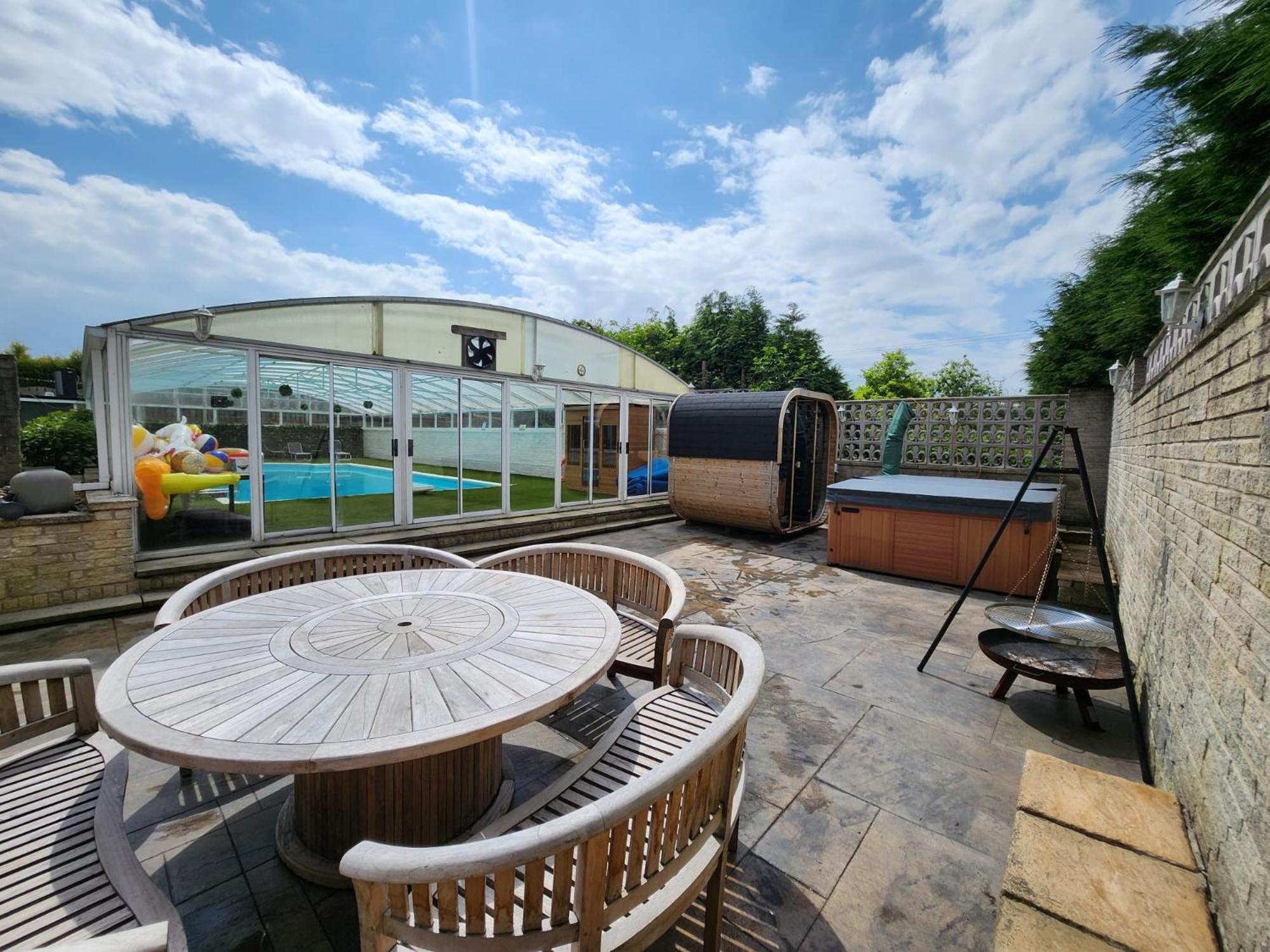 Holiday home Luxury Party - Pool Hottub Bar Sauna Sheffield